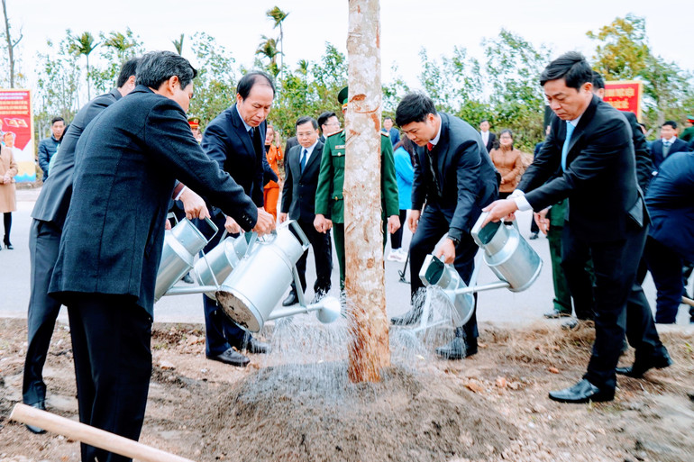 Đồng chí Lê Tiến Châu, Ủy viên Trung ương Đảng, Bí thư Thành ủy Hải Phòng tham dự Tết trồng cây tại phường Tràng Cát (quận Hải An).