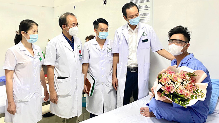 Người bệnh được ghép giác mạc đã ổn định và tiến triển tốt.