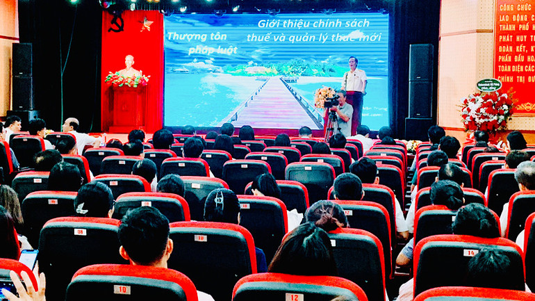 Ngành thuế Hải Phòng hướng dẫn các chính sách mới về thuế kịp thời tới các doanh nghiệp. Ngành thuế Hải Phòng hướng dẫn các chính sách mới về thuế kịp thời tới các doanh nghiệp.