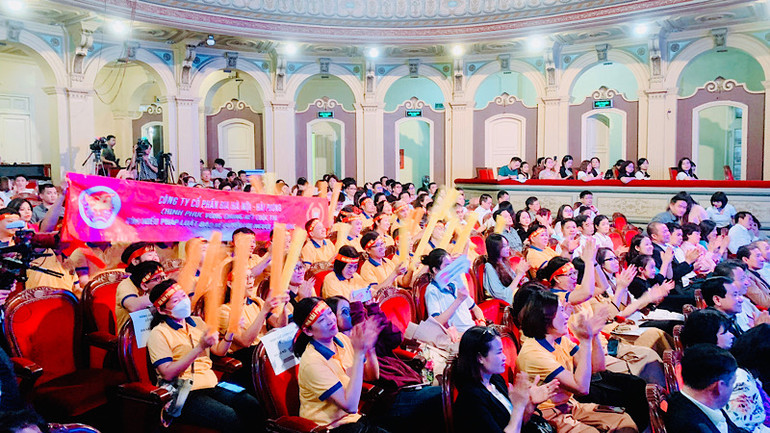 Đông đảo cổ động viên của các đội cổ vũ cho các phần thi.