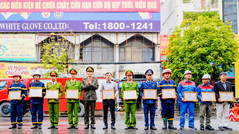 Lãnh đạo Công an Hải Phòng khen thưởng các tập thể cá nhân có thành tích xuất sắc trong diễn tập. Lãnh đạo Công an Hải Phòng khen thưởng các tập thể cá nhân có thành tích xuất sắc trong diễn tập.