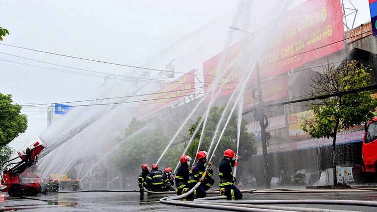 Lực lượng chữa cháy chuyên nghiệp cùng phương tiện hiện đại xử lý tình huống giả định cháy chợ An Dương lan rộng. Lực lượng chữa cháy chuyên nghiệp cùng phương tiện hiện đại xử lý tình huống giả định cháy chợ An Dương lan rộng.