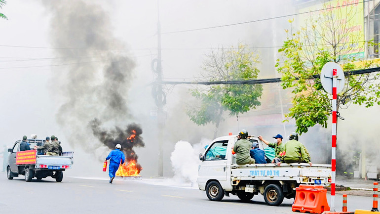 Lực lượng tại chỗ tích cực tham gia chữa cháy. Lực lượng tại chỗ tích cực tham gia chữa cháy.