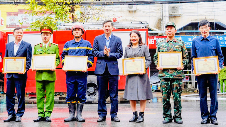 Lãnh đạo thành phố trao Bằng khen tặng các đơn vị có thành tích xuất sắc trong diễn tập. Lãnh đạo thành phố trao Bằng khen tặng các đơn vị có thành tích xuất sắc trong diễn tập.