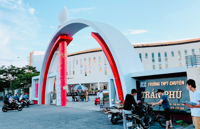 Trường THPT chuyên Trần Phú Hải Phòng có nhiều học sinh tham dự kỳ thi học sinh giỏi và đoạt giải cao.