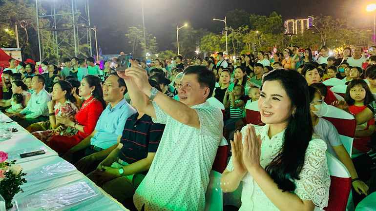 Chương trình thu hút đông đảo người dân và du khách tham dự.