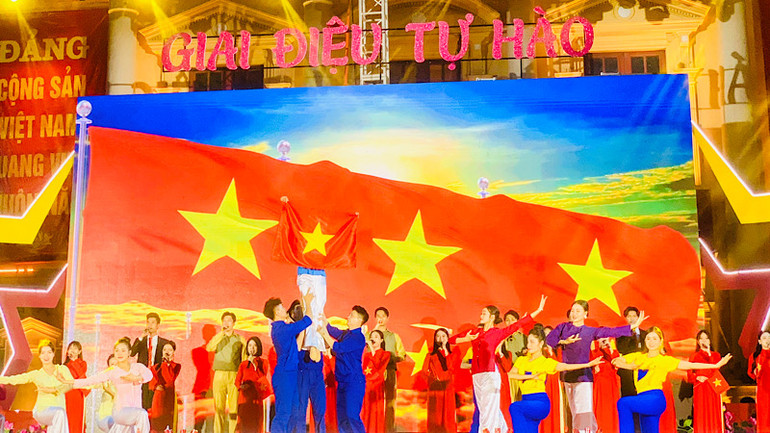 Khí thế hào hùng của cách mạng Việt Nam.