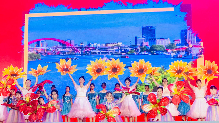 Những bài ca về thành phố Cảng đầy sức sống đang vươn lên mạnh mẽ.