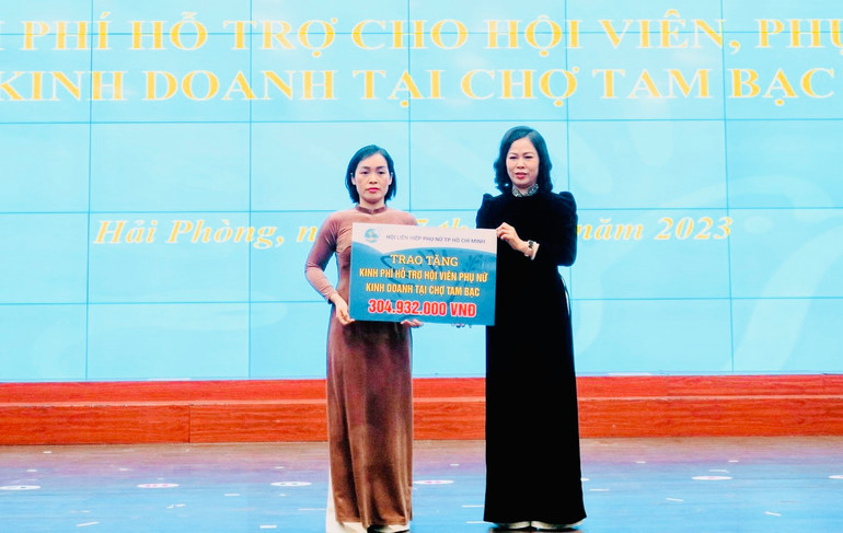 Trao gần 305 triệu đồng hỗ trợ cho hội viên, phụ nữ bị ảnh hưởng bởi vụ cháy chợ Tam Bạc (quận Hồng Bàng).