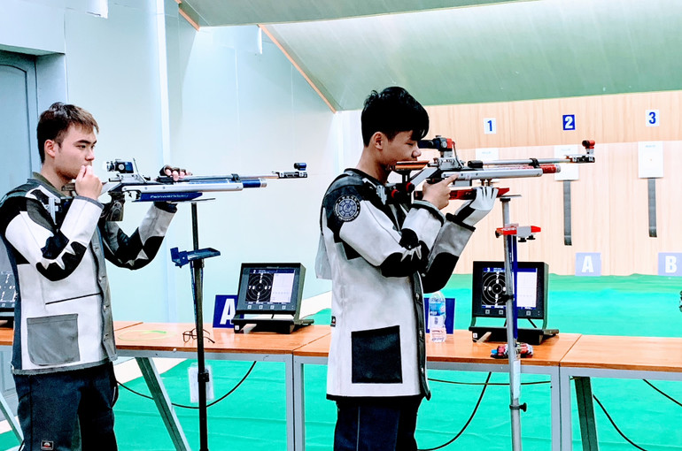 Các vận động viên thi đấu môn súng trường hơi.