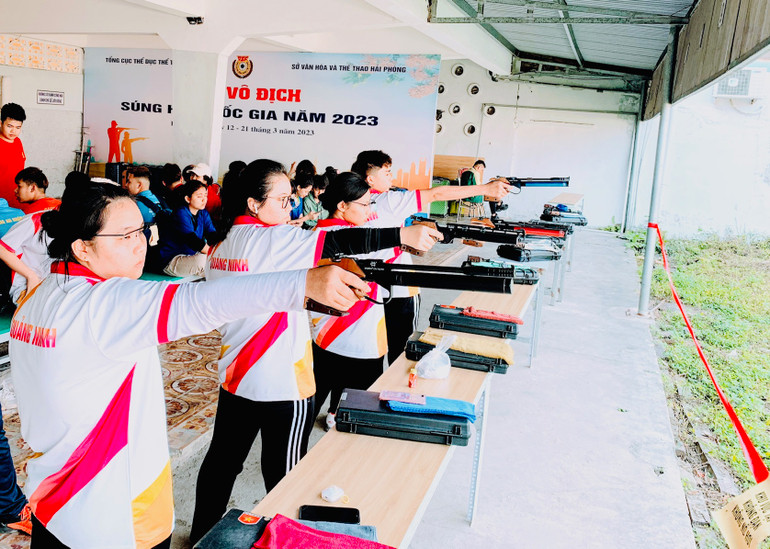 Các xạ thủ thi đấu môn súng ngắn hơi.