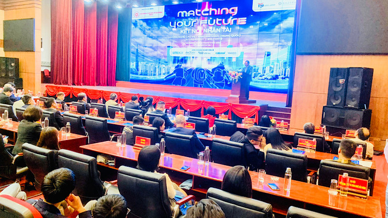 Lãnh đạo Ban quản lý Khu kinh tế Hải Phòng giới thiệu về chương trình kết nối nguồn nhân lực.