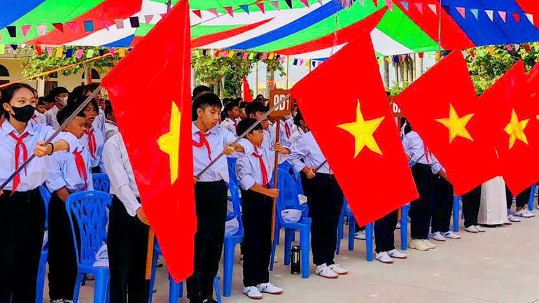 Học sinh các trường học trên địa bàn Hải Phòng tưng bừng chào đón năm học mới.