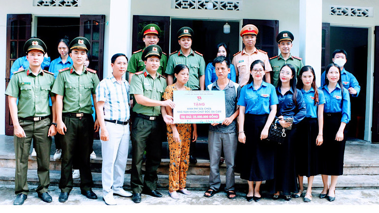 Trao kinh phí sửa chữa nhà ở tặng nạn nhân chất độc da cam.