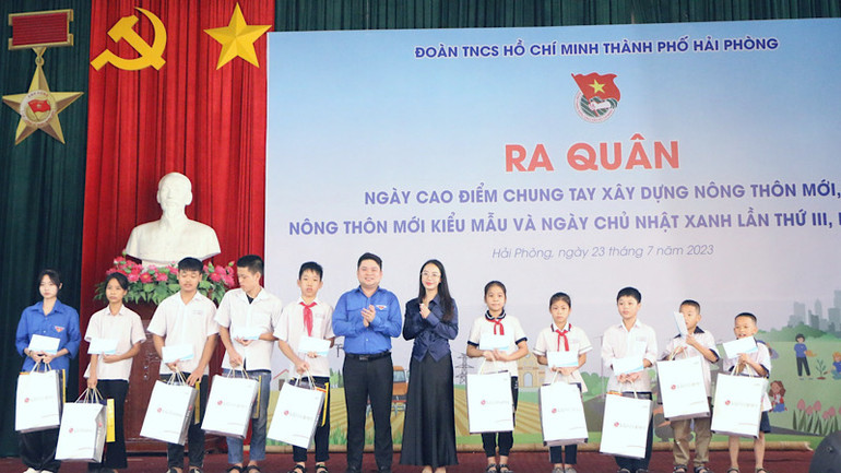 Tuổi trẻ Hải Phòng dành nhiều phần quà an sinh xã hội tặng học sinh có hoàn cảnh khó khăn.