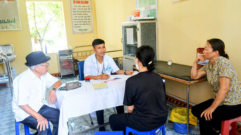 Tổ chức khám, cấp thuốc miễn phí cho nhân dân.