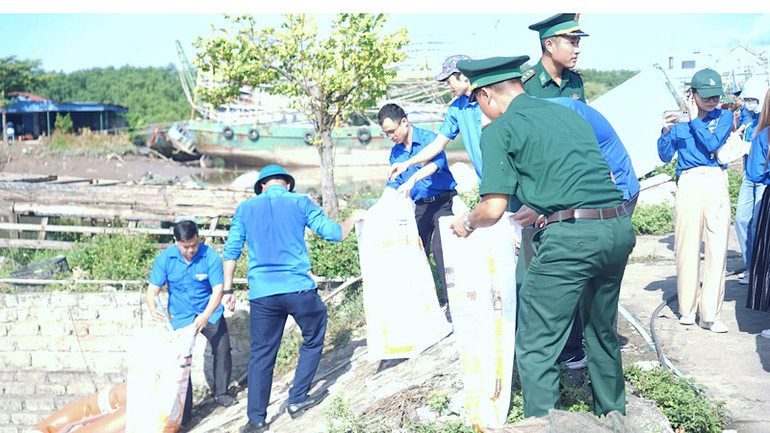 Tham gia dọn vệ sinh, làm sạch biển Lập Lễ (huyện Thủy Nguyên).