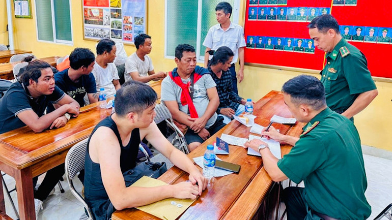 Các thuyền viên được đưa vào bờ an toàn để chăm sóc y tế.