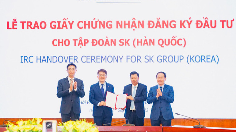 Trao Giấy chứng nhận đầu tư cho Tập đoàn SK (Hàn Quốc).