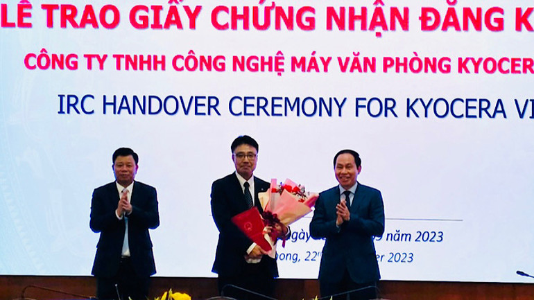 Trao Giấy chứng nhận tăng vốn đầu tư cho Nhà máy của Kyocera (Nhật Bản).