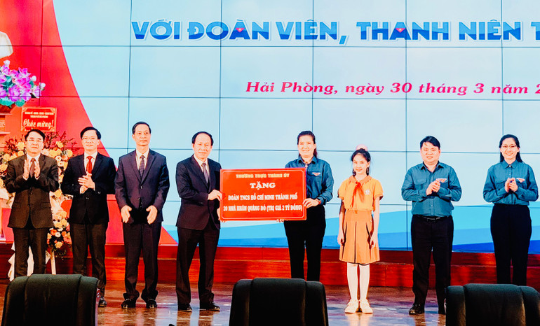 Thường trực Thành ủy Hải Phòng trao 2 tỷ đồng kinh phí xây dựng 20 nhà "Khăn quàng đỏ" tặng thiếu nhi có hoàn cảnh khó khăn.