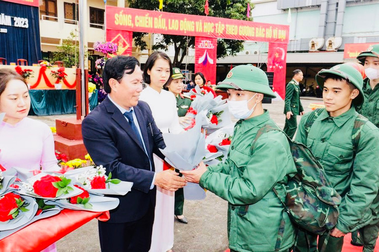 Lãnh đạo quận Hồng Bàng trao tặng hoa, động viên các tân binh lên đường.