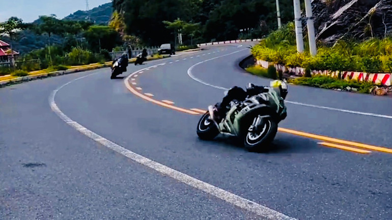 Các "phượt thủ" ôm cua tốc độ cao. (Ảnh cắt từ clip)