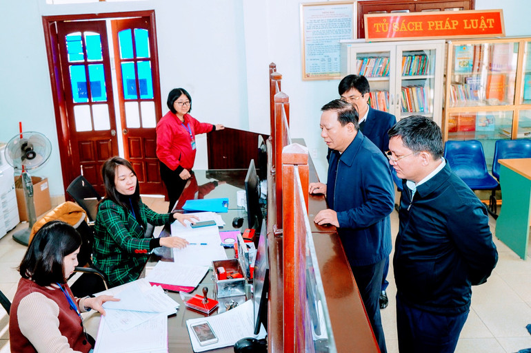 Phó Chủ tịch Ủy ban nhân dân thành phố Hải Phòng Nguyễn Đức Thọ kiểm tra tình hình thực thi công vụ tại Bộ phận "Một cửa" của xã Thủy Sơn (huyện Thủy Nguyên). Phó Chủ tịch Ủy ban nhân dân thành phố Hải Phòng Nguyễn Đức Thọ kiểm tra tình hình thực thi công vụ tại Bộ phận "Một cửa" của xã Thủy Sơn (huyện Thủy Nguyên).