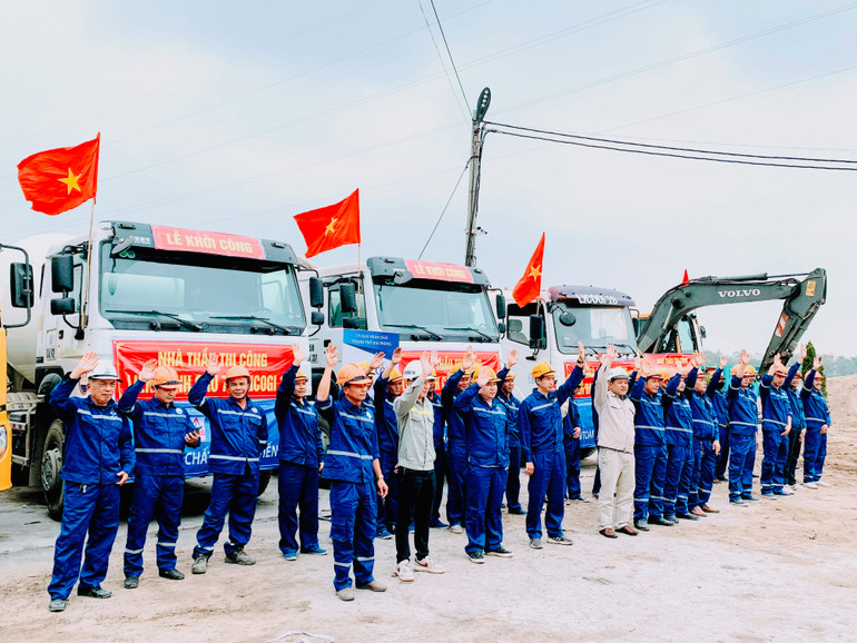 Các nhà thầu tập trung phương tiện, thiết bị, nhân lực triển khai thi công dự án.