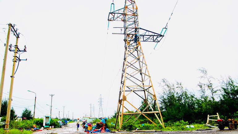 Thực hiện kéo cáp điện qua biển Cát Hải.