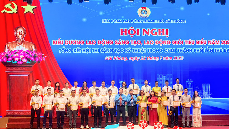 Lãnh đạo Tổng Liên đoàn Lao động Việt Nam và Liên đoàn Lao động Hải Phòng khen thưởng các gương lao động sáng tạo.