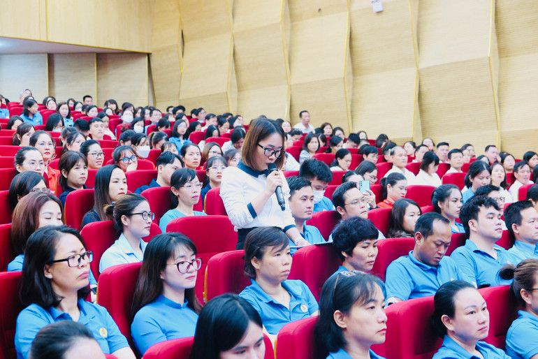 Công nhân, lao động nêu các ý kiến, kiến nghị tại đối thoại. Công nhân, lao động nêu các ý kiến, kiến nghị tại đối thoại.