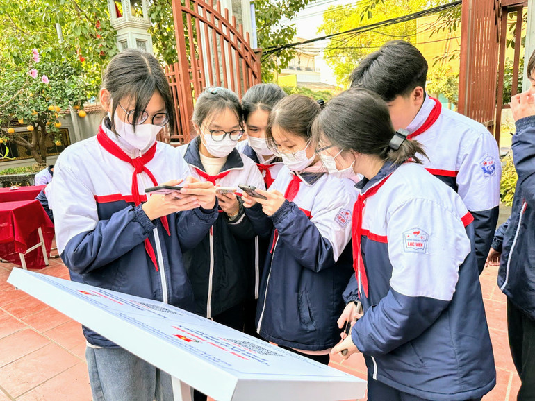 Các trường học hướng dẫn cho học sinh thực hiện các biện pháp phòng, chống dịch, nhất là đeo khẩu trang để ngăn Covid-19 lây lan. Các trường học hướng dẫn cho học sinh thực hiện các biện pháp phòng, chống dịch, nhất là đeo khẩu trang để ngăn Covid-19 lây lan.