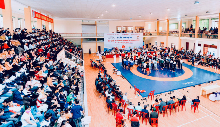 Giải vô địch vật tự do-vật dân tộc Cúp Báo Hải Phòng luôn hấp dẫn, thu hút đông đảo khán giả tham dự.