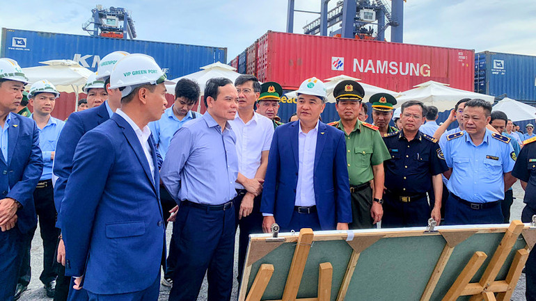 Phó Thủ tướng Trần Lưu Quang cùng các bộ, ngành khảo sát hoạt động xuất, nhập khẩu tại khu vực cảng biển Hải Phòng, chiều 25/9.