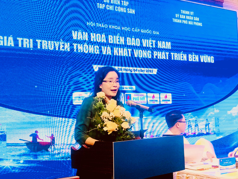 Thứ trưởng Văn hóa, Thể thao và Du lịch Trịnh Thị Thủy phát biểu tại hội thảo.