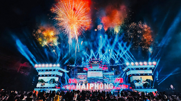 Lễ hội Hoa phượng đỏ Hải Phòng luôn thu hút đông đảo và gây ấn tượng với du khách. Lễ hội Hoa phượng đỏ Hải Phòng luôn thu hút đông đảo và gây ấn tượng với du khách.