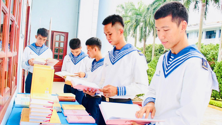 Các chiến sĩ hải quân trẻ hào hứng đón nhận cuốn sách của đồng chí Tổng Bí thư.