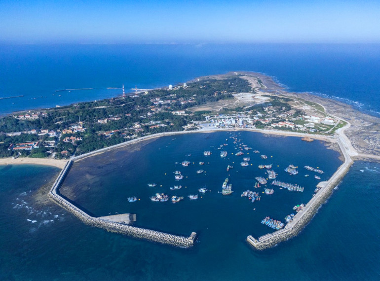 Huyện đảo Bạch Long Vĩ (Hải Phòng).