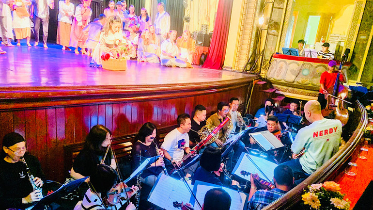 Dàn Hợp xướng Quốc tế Hanoi Voices kết hợp với dàn nhạc giao hưởng trình diễn trực tiếp vở nhạc kịch.