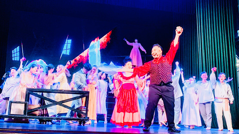 Một cảnh trong vở nhạc kịch.