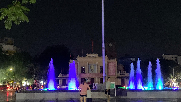 Ngay khu vực trung tâm thành phố Hải Phòng, việc hạn chế chiếu sáng, thực hiện tiết kiệm điện đã được thực hiện thường xuyên.