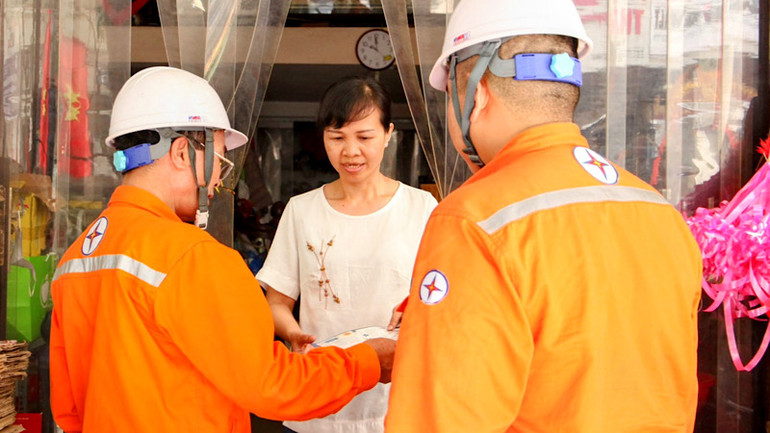 Vận động các tầng lớp nhân dân chung tay cùng thực hiện tiết kiệm điện vẫn là giải pháp quan trọng khắc phục tình trạng thiếu hụt nguồn cung điện trong nắng nóng hiện nay.