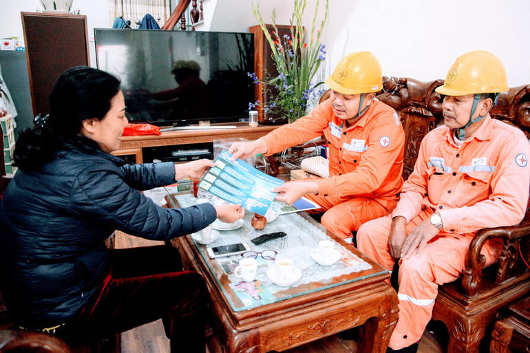 Công nhân Công ty Điện lực Hải Phòng tăng cường tuyên truyền, hướng dẫn người dân sử dụng điện tiết kiệm, an toàn.