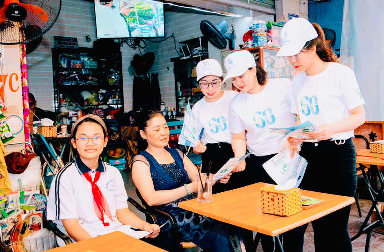 Tuyên truyền thực hiện Giờ Trái đất và tiết kiệm điện đến rộng rãi các tầng lớp nhân dân.