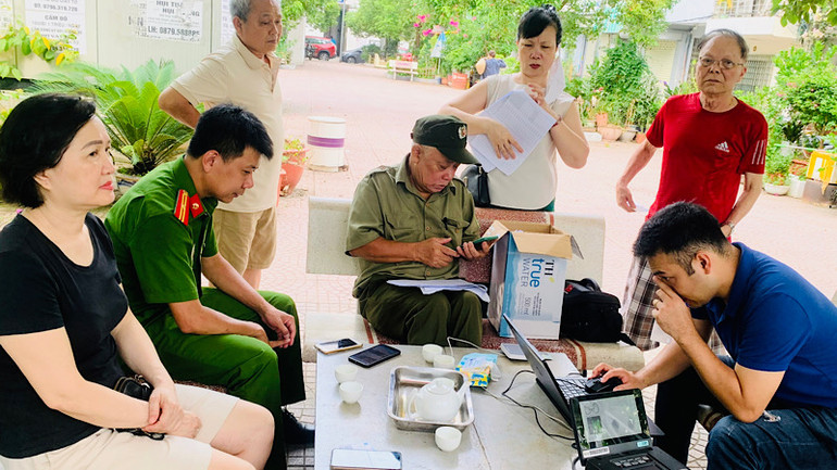 Công an phường Máy Tơ (quận Ngô Quyền) trực tiếp xuống tổ dân phố để kích hoạt tài khoản định danh điện tử cho người dân.