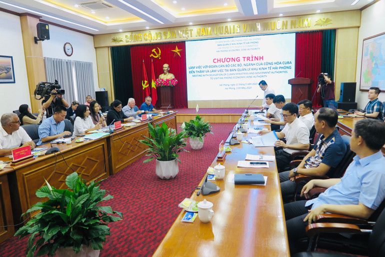 Quang cảnh cuộc gặp gỡ, trao đổi giữa hai bên.