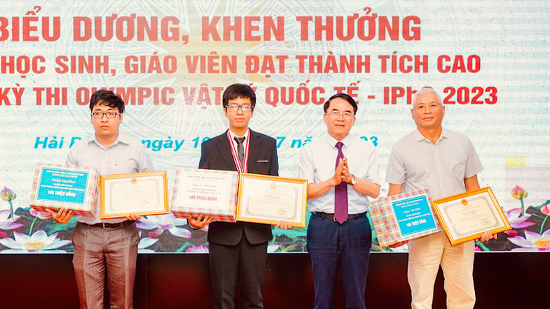 Lãnh đạo thành phố Hải Phòng trao Bằng khen và tiền thưởng tặng học sinh Nguyễn Tuấn Dương và 2 giáo viên.