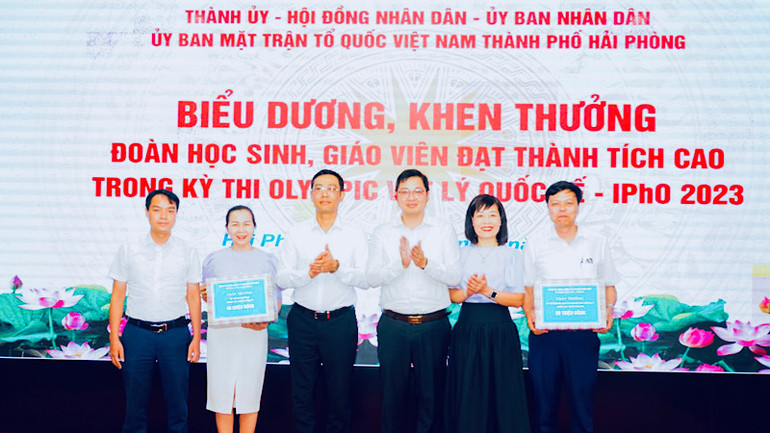 Lãnh đạo Sở Giáo dục và Đào tạo Hải Phòng trao thưởng tặng lãnh đạo Trường trung học phổ thông chuyên Trần Phú.