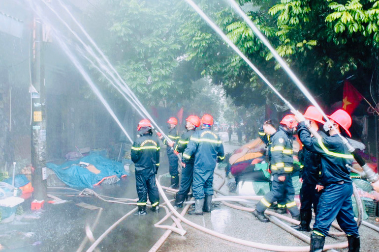 Các lực lượng nỗ lực cứu chữa vụ cháy chợ Tam Bạc.